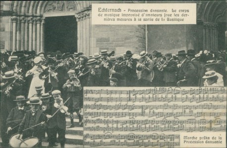 Alte Ansichtskarte Echternach, Procession dansante. Le corps de musique improvisé d'amateurs joue les dernières mesures à la sortie de la Basilique