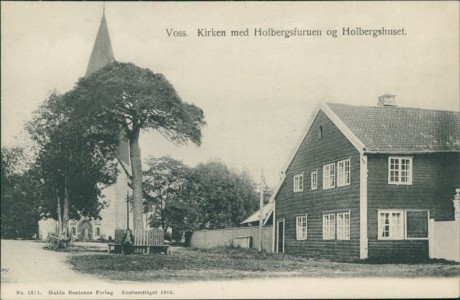 Alte Ansichtskarte Voss, Kirken med Holbergsfuruen og Holbergshuset