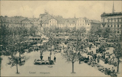 Alte Ansichtskarte Kassel, Königsplatz, Markt, Markttag, Straßenbahn