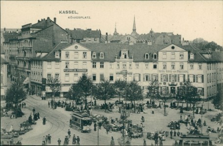 Alte Ansichtskarte Kassel, Königsplatz, Markt, Markttag, Straßenbahn
