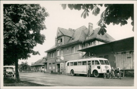 Alte Ansichtskarte Tholey, Bahnhof mit Omnibus