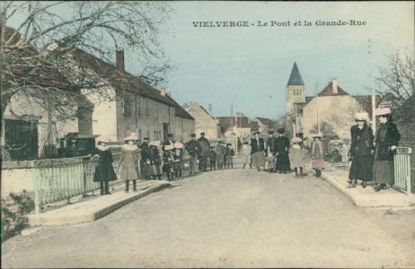 Alte Ansichtskarte Vielverge, Le Pont et la Grande-Rue