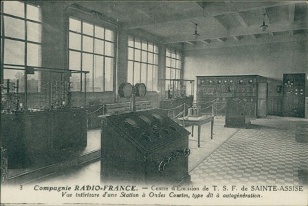 Alte Ansichtskarte Sainte-Assise, Compagnie Radio France - Vue intérieure d'une Station à Ondes Courtes, type dit à autogénération