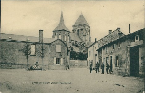 Alte Ansichtskarte Lavannes, Kirche mit Kaiser Wilhelm-Gedenkstein