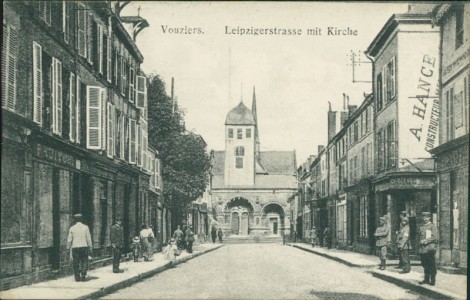 Alte Ansichtskarte Vouziers, Leipzigerstrasse mit Kirche