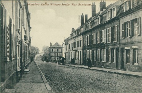 Alte Ansichtskarte Vouziers, Kaiser Wilhelm-Straße (Rue Gambetta)