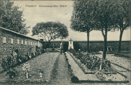 Alte Ansichtskarte Vouziers, Franzosengräber 1914/15 / Cimetière