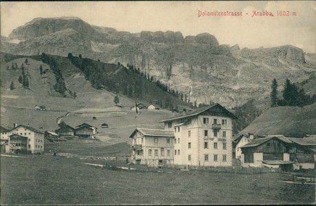 Alte Ansichtskarte Arabba, Dolomitenstrasse mit Gasthof Arabba