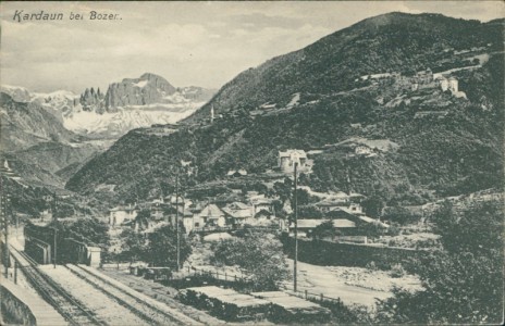 Alte Ansichtskarte Kardaun / Cardano, Teilansicht mit Bahnstrecke
