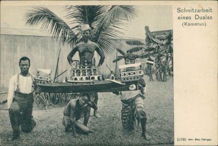Alte Ansichtskarte Kamerun, Schnitzarbeit eines Dualas