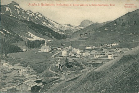 Alte Ansichtskarte Arabba, Gesamtansicht m. Sasso Cappello u. Dolomitenstrasse, Tirol