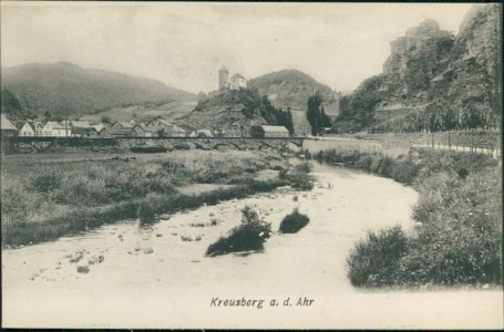 Alte Ansichtskarte Altenahr-Kreuzberg, Panorama mit der Ahr im Vordergrund