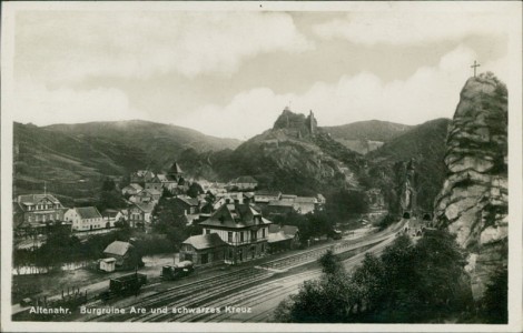 Alte Ansichtskarte Altenahr, Burgruine Are und schwarzes Kreuz, Bahnhof, Bahnstrecke