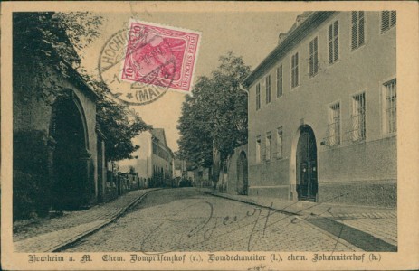 Alte Ansichtskarte Hochheim am Main, Ehem. Dompräsenzhof (r.), Domdechaneitor (l.), ehem. Johanniterhof (h.)