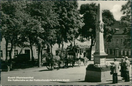 Alte Ansichtskarte Oberwiesenthal, Die Postkutsche an der Postmeilensäule auf dem Markt