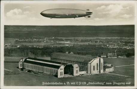 Alte Ansichtskarte Friedrichshafen a. B. mit LZ 129 "Hindenburg" vom Flugzeug aus, Zeppelin