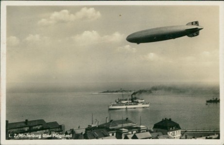 Alte Ansichtskarte LZ Hindenburg über Helgoland, Zeppelin