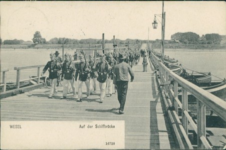 Alte Ansichtskarte Wesel, Auf der Schiffbrücke, Soldaten