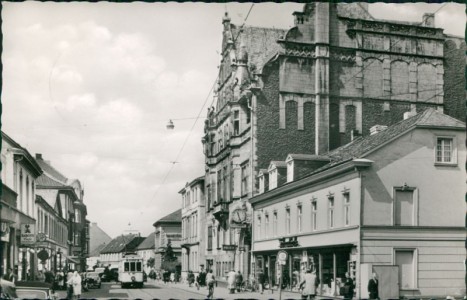 Alte Ansichtskarte Hilden, Mittelstraße mit Rathaus und Straßenbahn