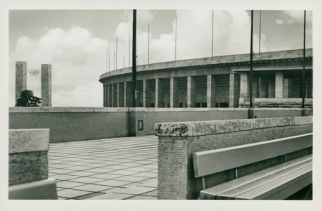 Alte Ansichtskarte Reichssportfeld, Blick v. Schwimmstadion auf das Osttor u. die Deutsche Kampfbahn