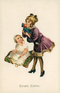 Alte Ansichtskarte Erste Liebe, Mädchen mit Puppe