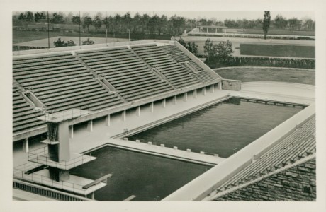 Alte Ansichtskarte Reichssportfeld, Blick von der Deutschen Kampfbahn auf das Schwimmstadtion