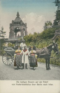 Alte Ansichtskarte Porta Westfalica, Die lustigen Bauern auf der Fahrt von Porta Westfalica über Berlin nach Wien