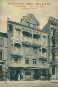 Alte Ansichtskarte Bad Ems, Hotel-Restaurant "Goldnes Fass", Centralheizung. Elektrisches Licht. Gegenüber dem Kursaal