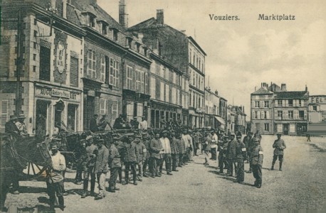 Alte Ansichtskarte Vouziers, Marktplatz mit Soldaten