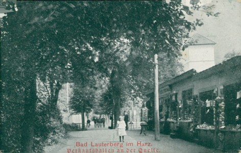 Alte Ansichtskarte Bad Lauterberg im Harz, Verkaufshallen an der Quelle mit Ansichtskarten-Verkauf