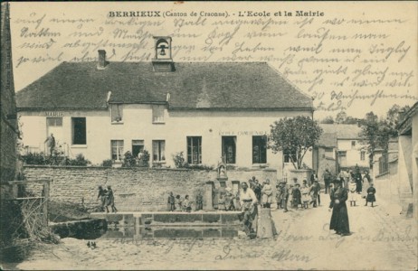 Alte Ansichtskarte Berrieux (Canton de Craonne), L'Ecole et la Mairie
