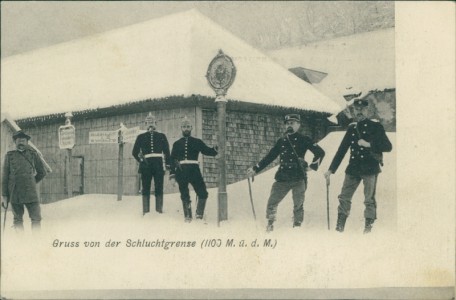 Alte Ansichtskarte Gruss von der Schluchtgrenze, Zollhaus im Schnee, Zöllner