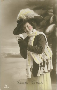 Alte Ansichtskarte Dame mit großem Hut und Schal, 