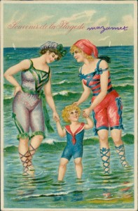 Alte Ansichtskarte Bademode um 1908, Zwei Frauen mit Kind am Strand