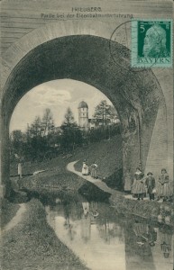 Alte Ansichtskarte Friedberg, Partie bei der Eisenbahnunterführung