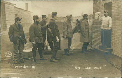 Alte Ansichtskarte Münster, Kriegsgefangenenlager. "On les met"