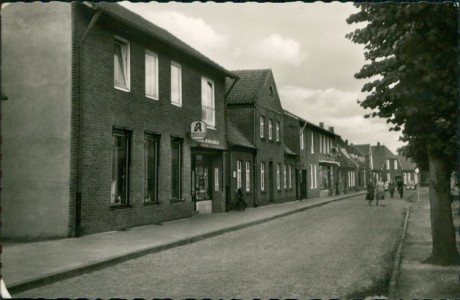 Alte Ansichtskarte Emlichheim, Straßenpartie mit Apotheke