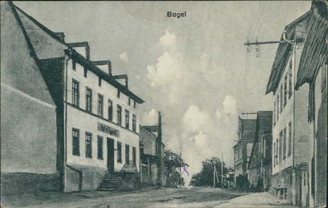 Alte Ansichtskarte Bogel, Straßenpartie mit Hotel