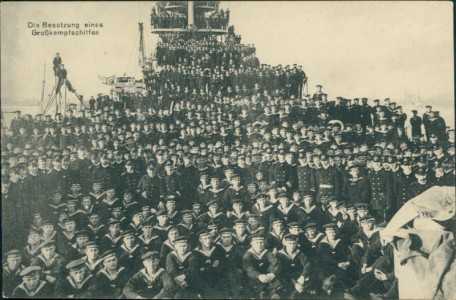Alte Ansichtskarte Die Besatzung eines Großkampfschiffes, 