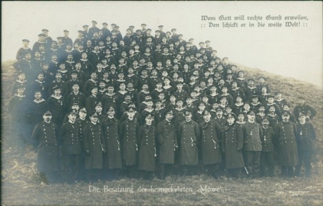 Alte Ansichtskarte Die Besatzung der heimgekehrten "Möwe", 